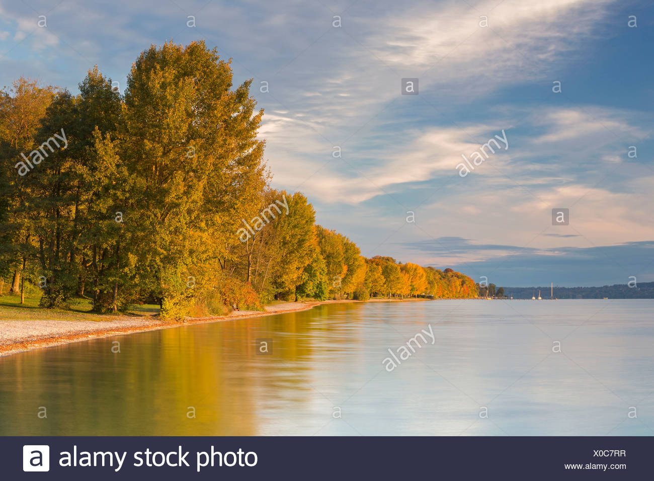 Abend im Herbst am Starnberger See in der Nähe von Ambach, Bayern ... Abend im Herbst am Starnberger See in der Nähe von Ambach, Bayern ...