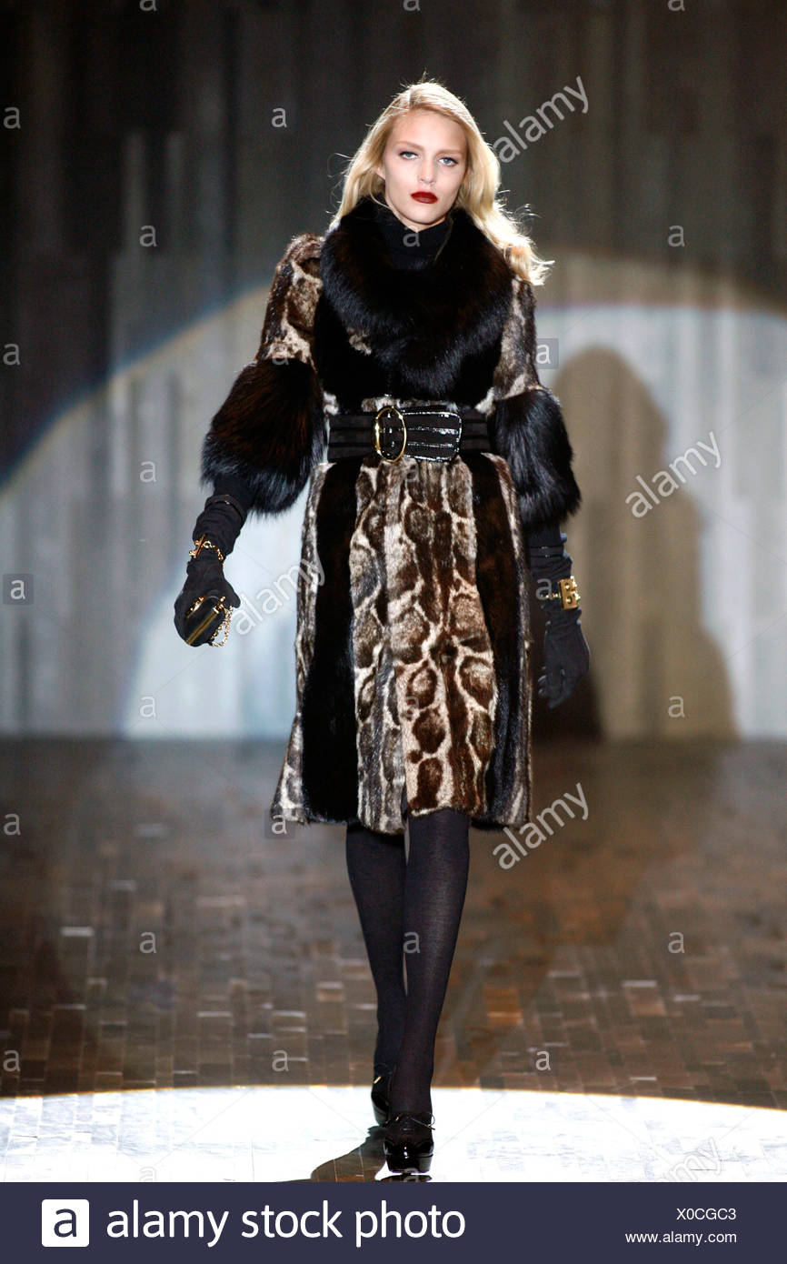 Gucci Mailand bereit zu tragen-Herbst-Winter-Brown-Pelz-Mantel mit Gürtel,  schwarze Strumpfhose und Plateau-Schuhe Stockfotografie - Alamy