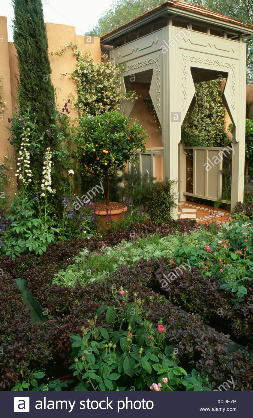 Marokkanische Garten Mit Creme Pavillon Und Zypresse Stockfoto