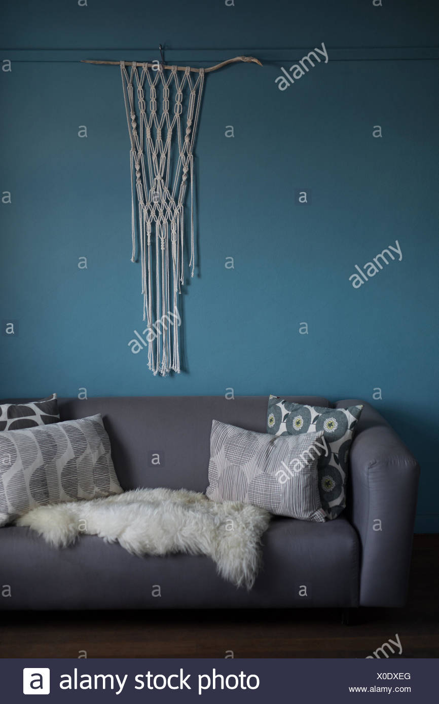 Thema Vorhang hängend gegen blaue Wand Stockfotografie - Alamy