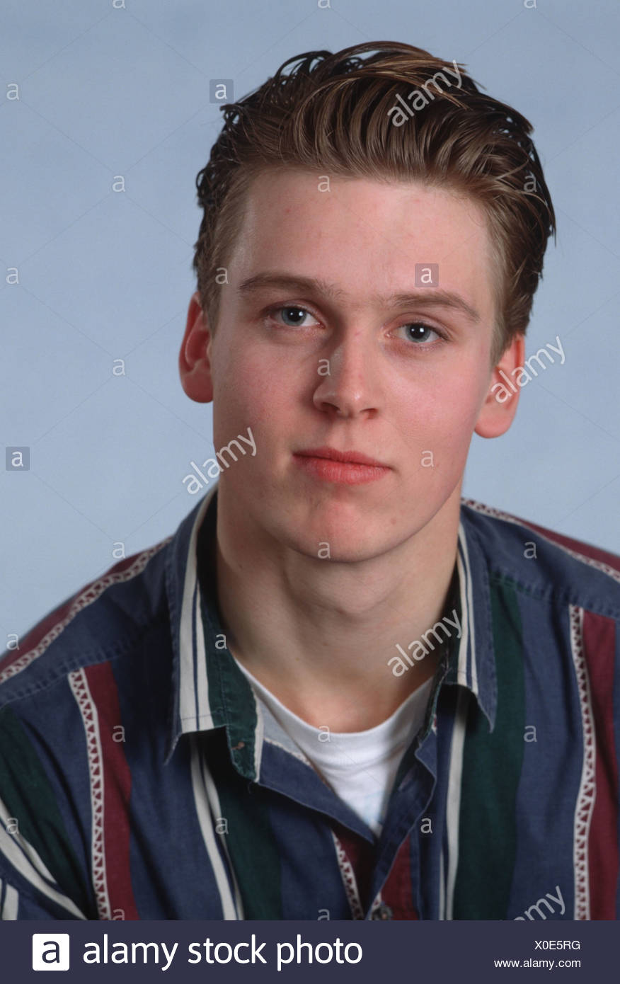 1980er Jahre Portrait Ernst Teenager Junge In Hemd Und Typischen 80er Jahre Frisur Stockfotografie Alamy