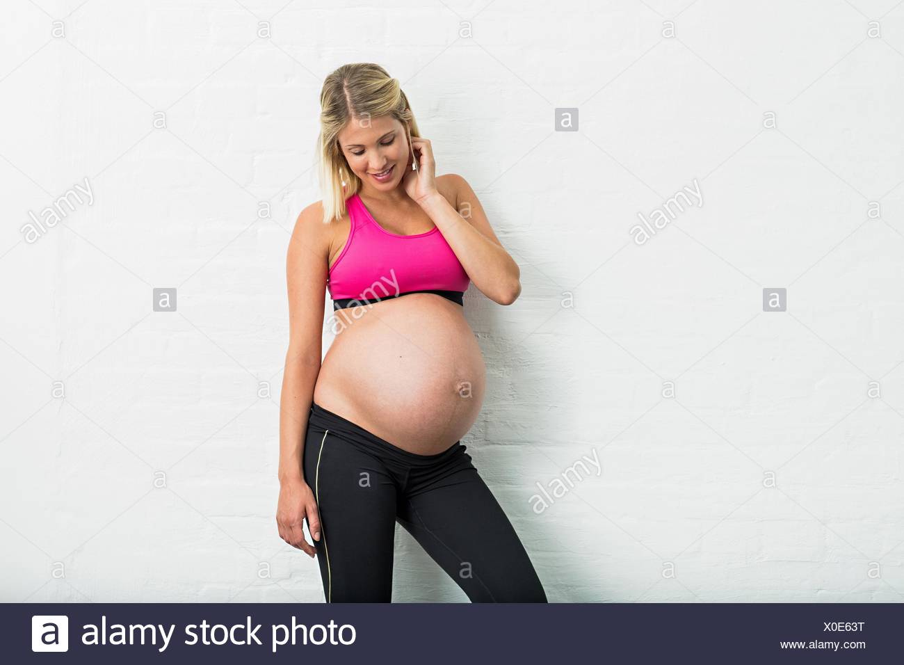 Volle Amtszeit Schwangerschaft Junge Frau Tragt Sportbekleidung Stockfotografie Alamy