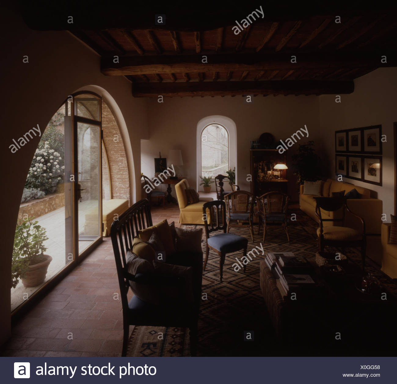 Inneneinrichtung Eines Wohnzimmers In Einer Italienischen Villa In Den Neunziger Jahren Stockfotografie Alamy