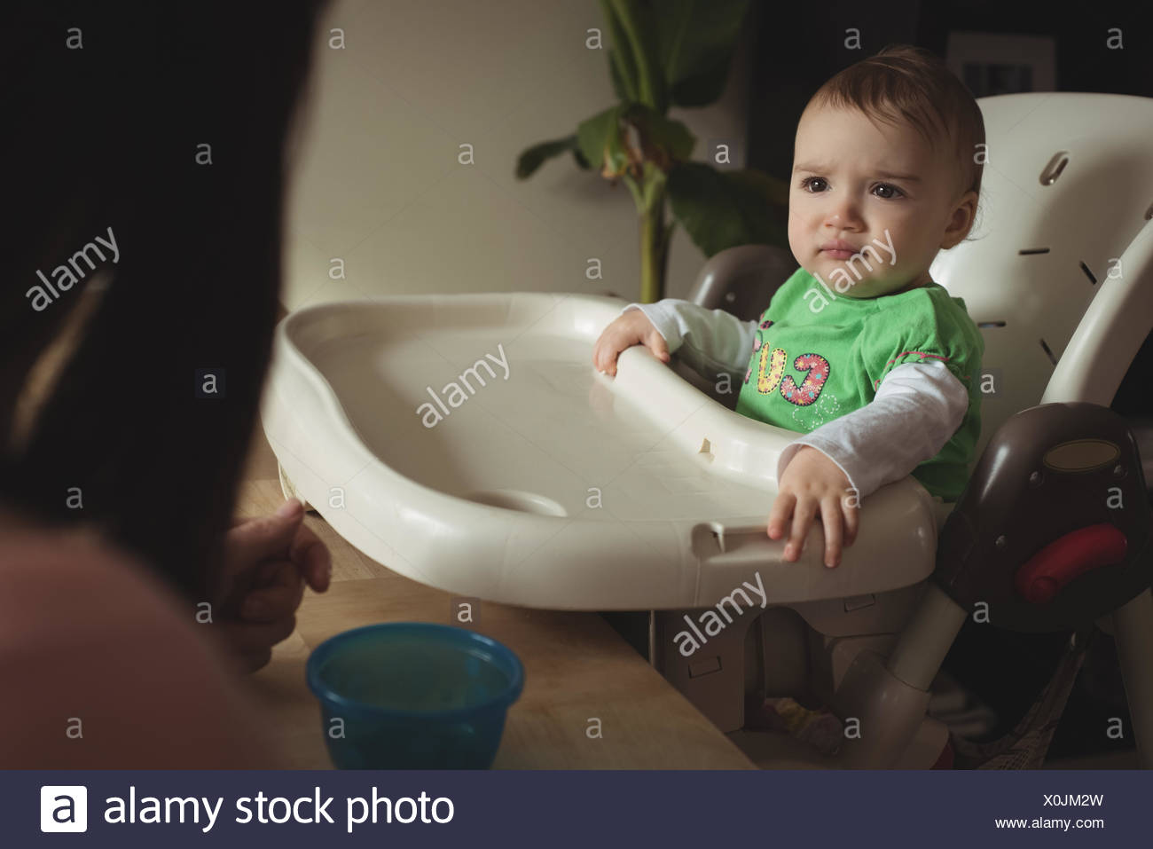 Baby Betrachten Ihrer Mutter Beim Sitzen Im Hochstuhl Zu Hause