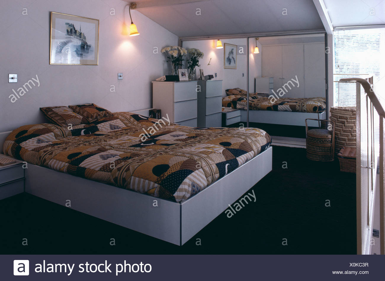 Siebziger Jahre Schlafzimmer mit Alkoven Bett und geometrisch Siebziger Jahre Schlafzimmer mit Alkoven Bett und geometrisch