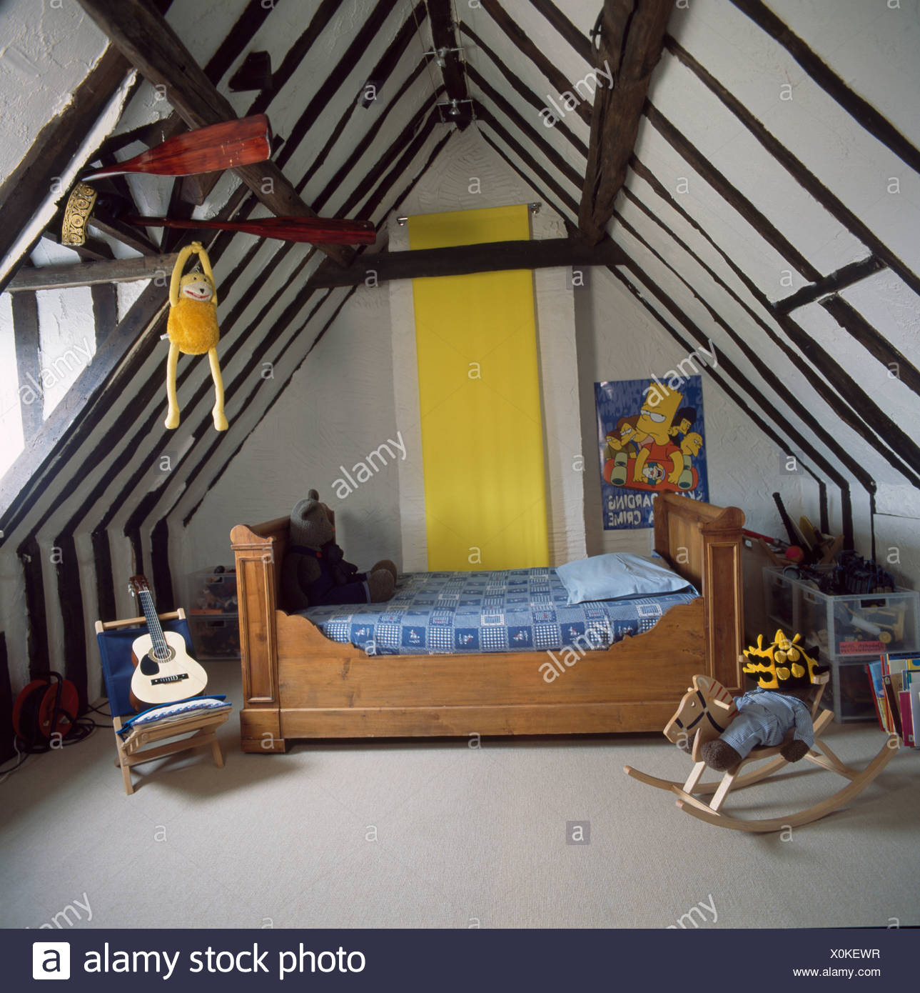 Blaue Bettdecke Auf Holzernen Schlittenbett Im Kinderzimmer