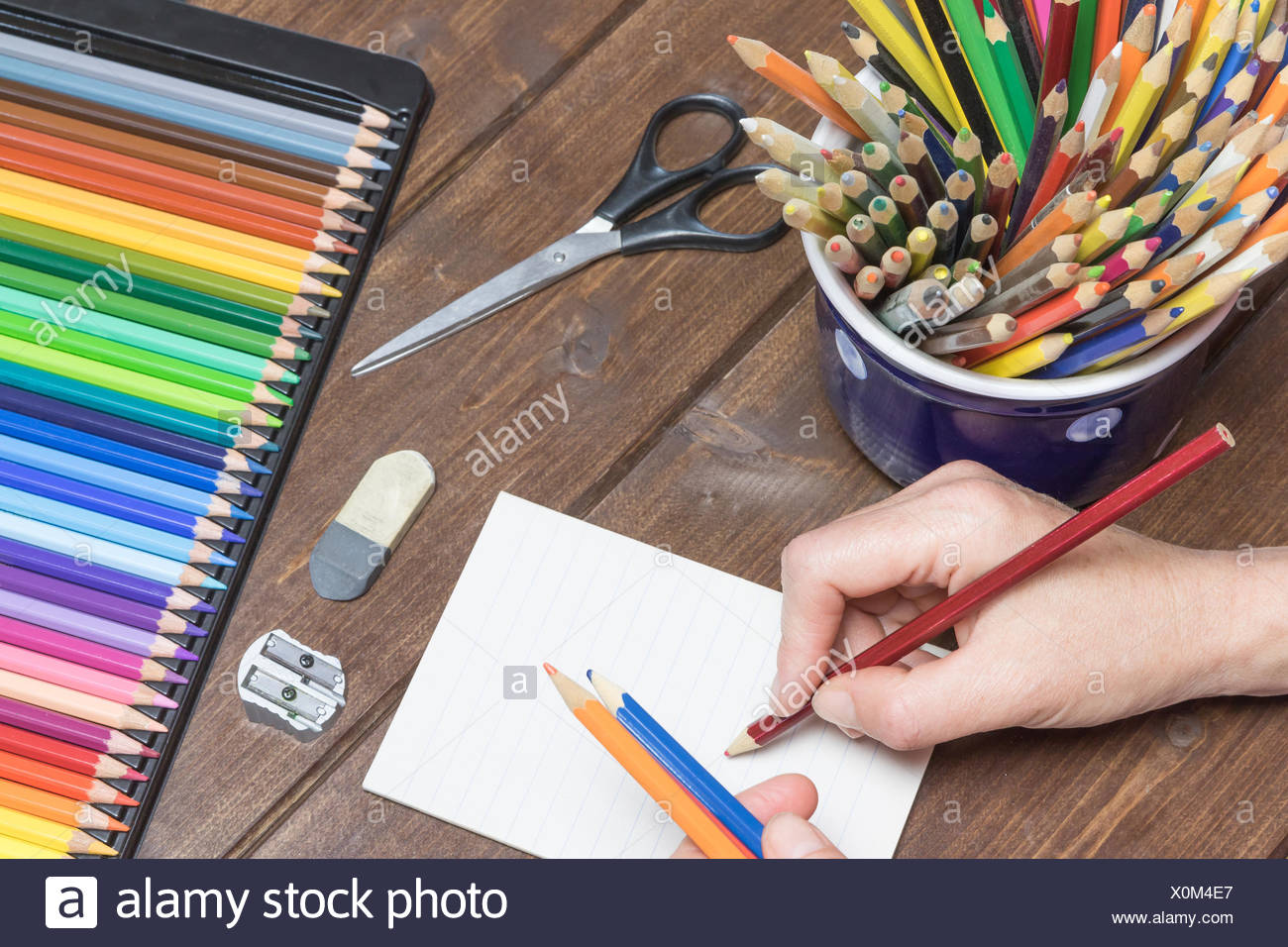 Woman S Hand Ist Zeichnung Auf Einem Weissen Leere Paperby Ein Roter Stift Auf Weissem Papier Sie