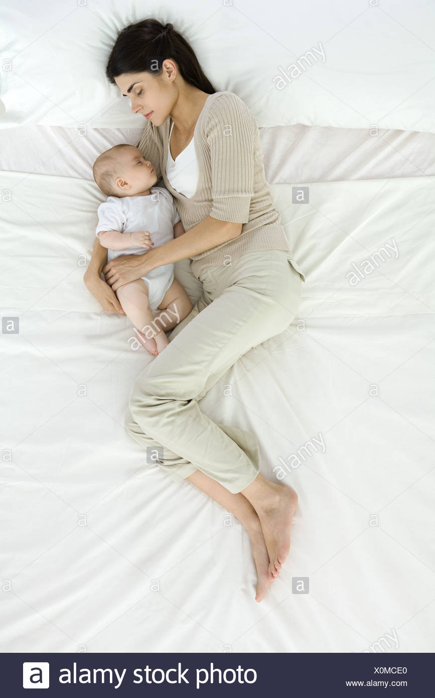 Mutter Und Baby Schlafen Im Bett Draufsicht Stockfotografie Alamy