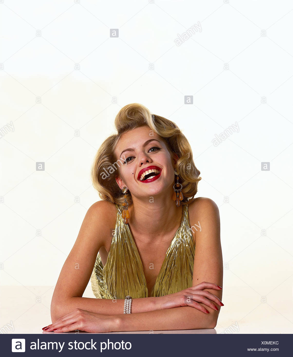 Frau Jung Blond Abendkleid Nachahmung Marilyn Monroe Glucklich Stutzte Die Arme Frauen Studio Schneiden Festlich Lachen Kopie Simulation Idol Schon Schonheit Stockfotografie Alamy