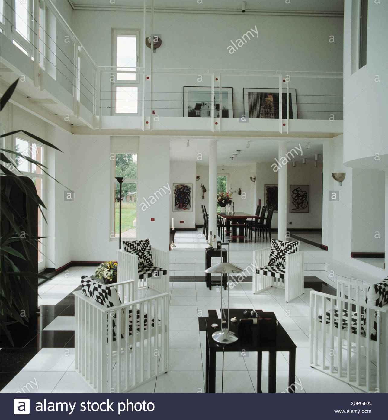 Schwarz / weiß-Kissen auf weißen Stühlen in doppelter Höhe moderne ... Schwarz / weiß-Kissen auf weißen Stühlen in doppelter Höhe moderne ...
