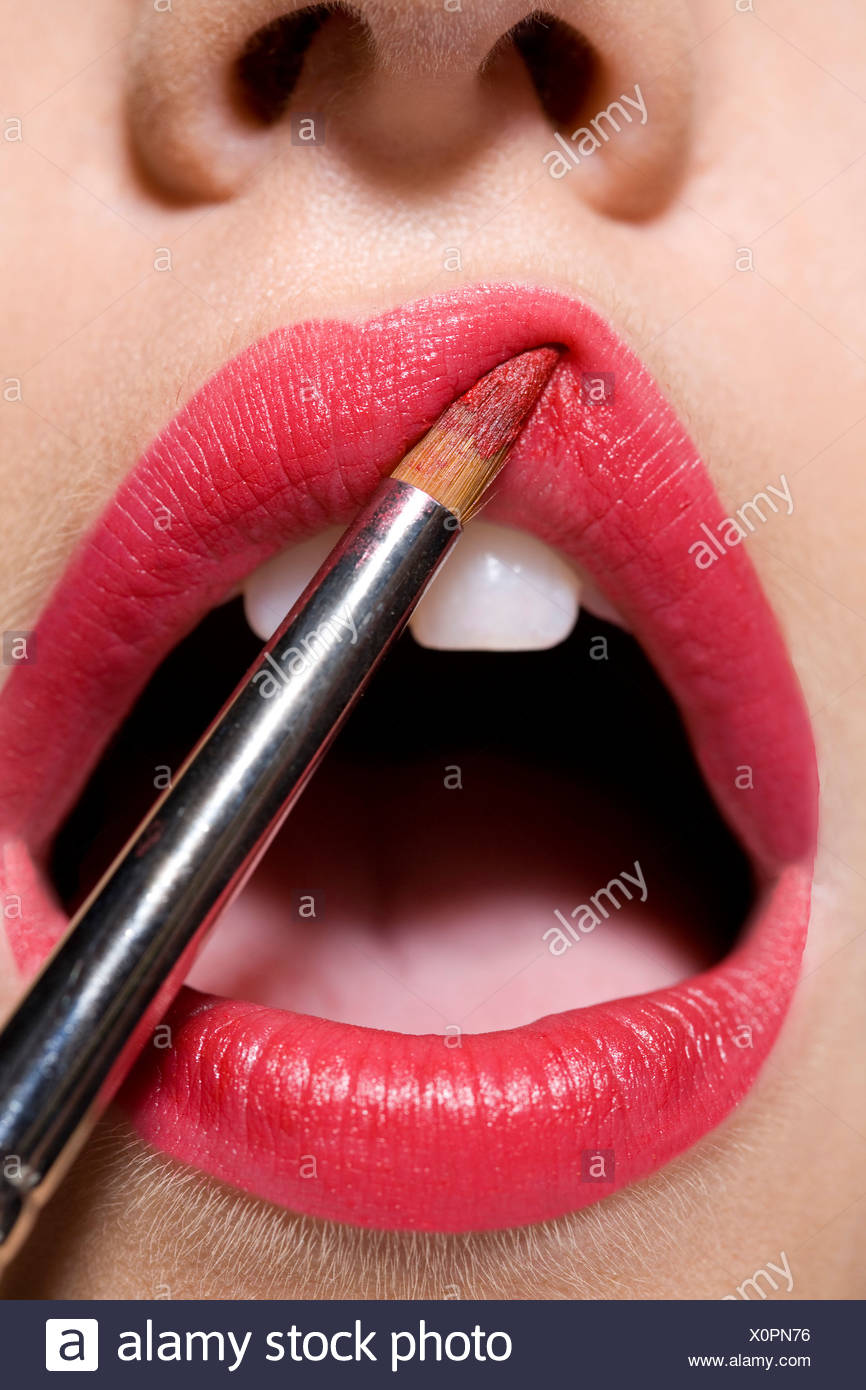 Weiblich Auftragen Von Lippenstift Mit Einem Pinsel Stockfotografie Alamy