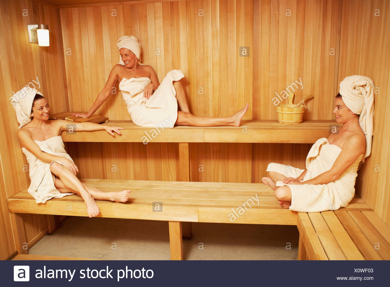 Junge Frau fickt in dampfender Sauna