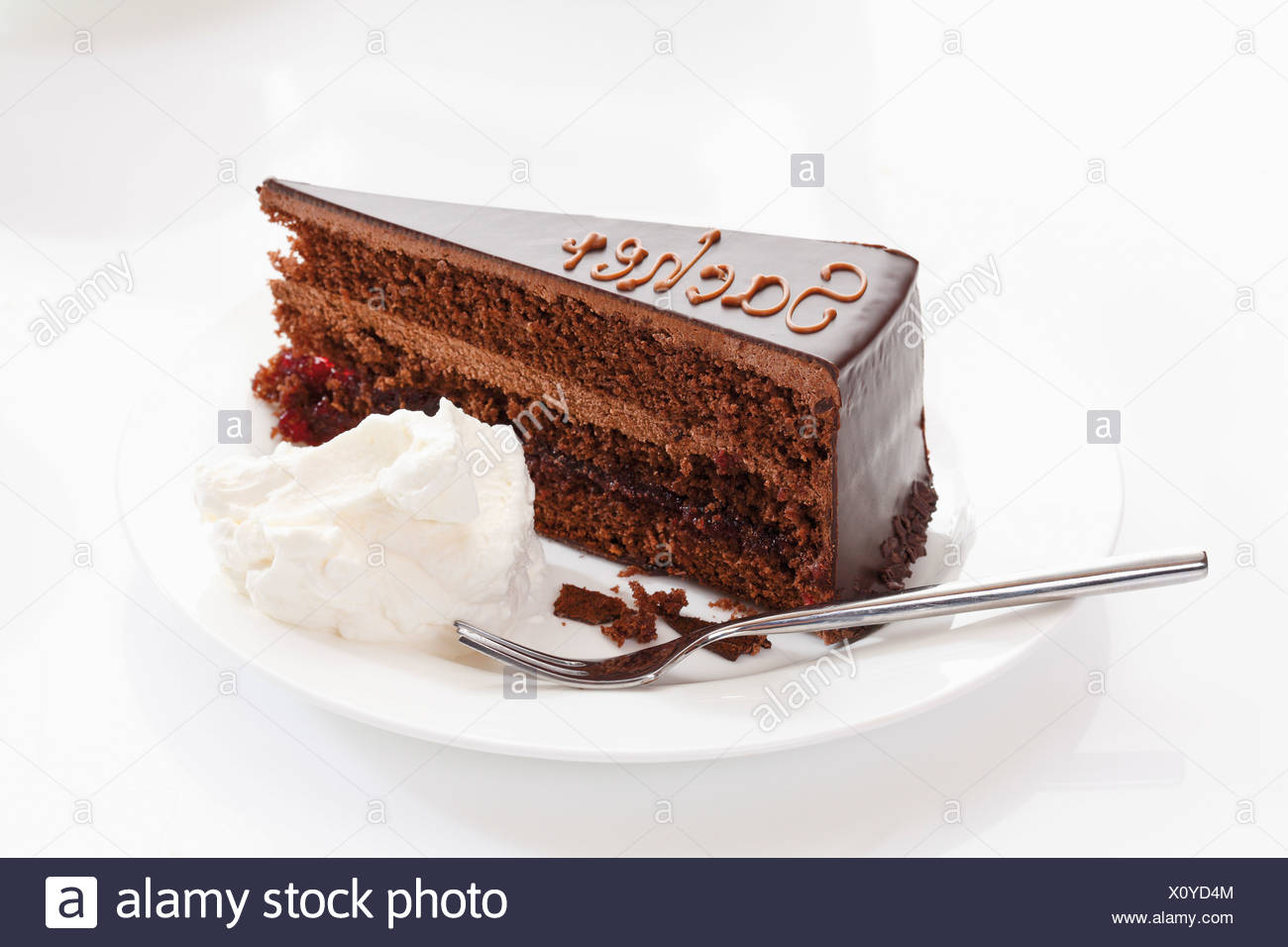 Stuck Sachertorte Mit Schlagobers In Platte Stockfotografie Alamy