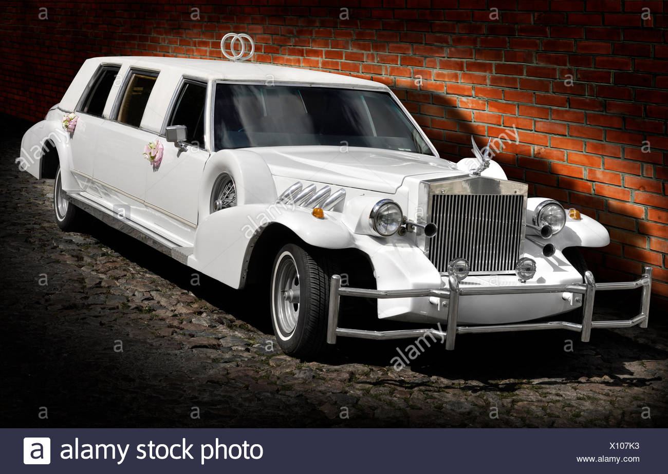 Klassische Amerikanische Weisse Excalibur Limousine Luxus Hochzeit Auto In Der Nahe Einer Mauer Stockfotografie Alamy