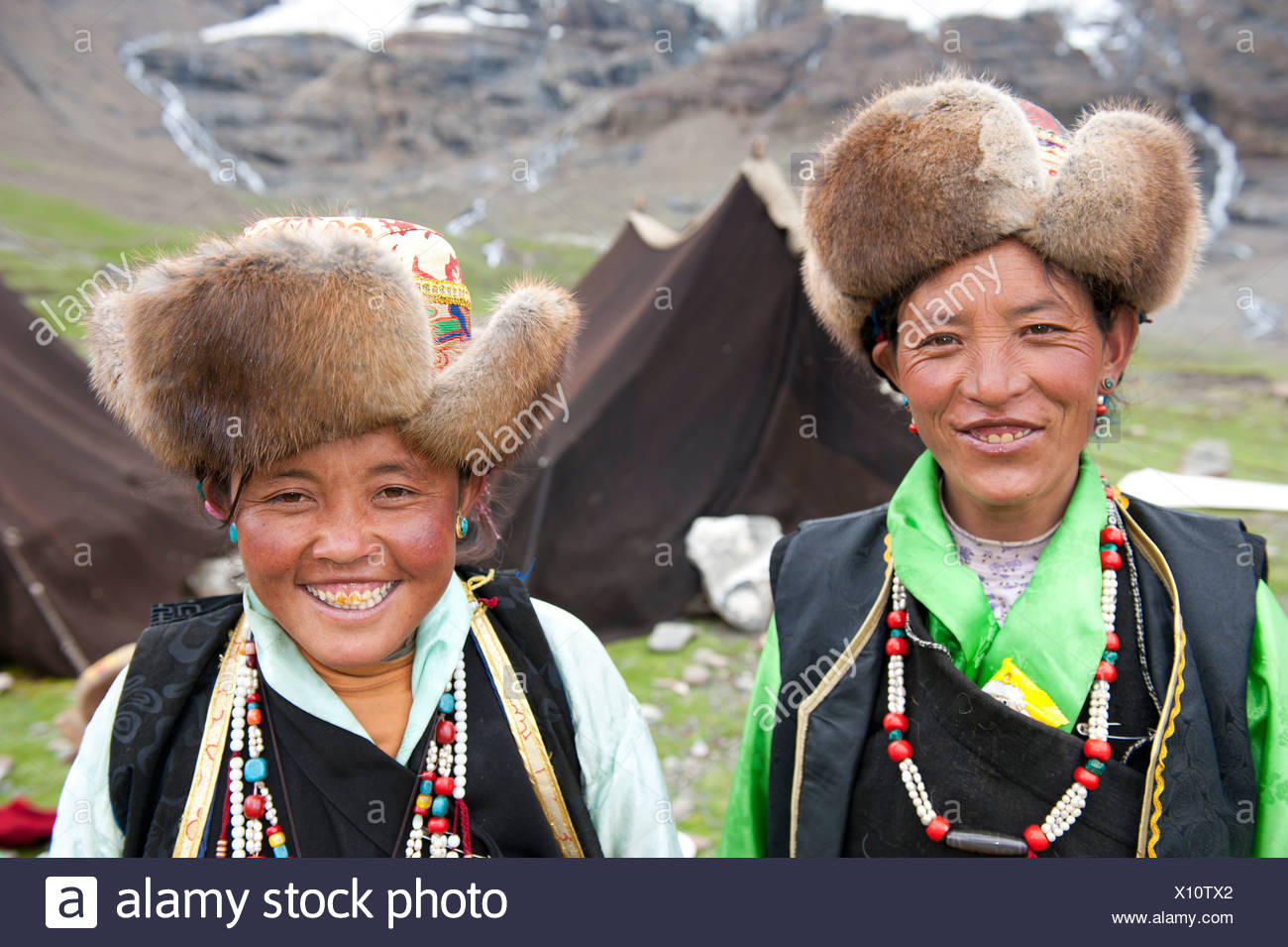 Zwei Tibetische Frauen Tragen Pelz Mutzen Portrait Camp Auf Dem Karo La Gletscher Zwischen Nanggartse Und Gyantse Lachelnd Stockfotografie Alamy