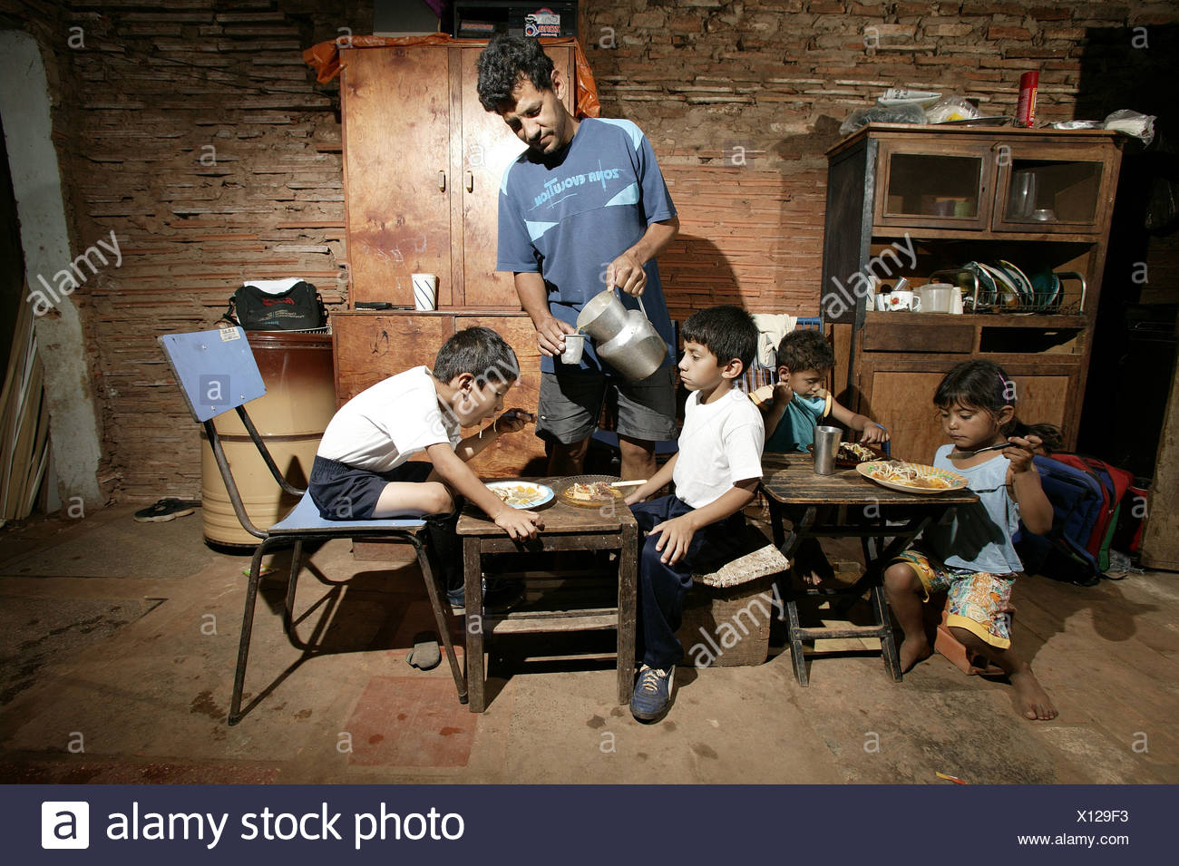 Guarani Familie Essen Alleinerziehender Vater In Den Armen Gegend Von Chacarita Asuncion Paraguay Sudamerika Stockfotografie Alamy