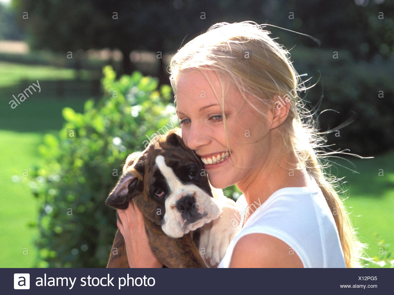 Garten Frau Jung Welpen Boxer Halten Kuscheln Detail 20 30