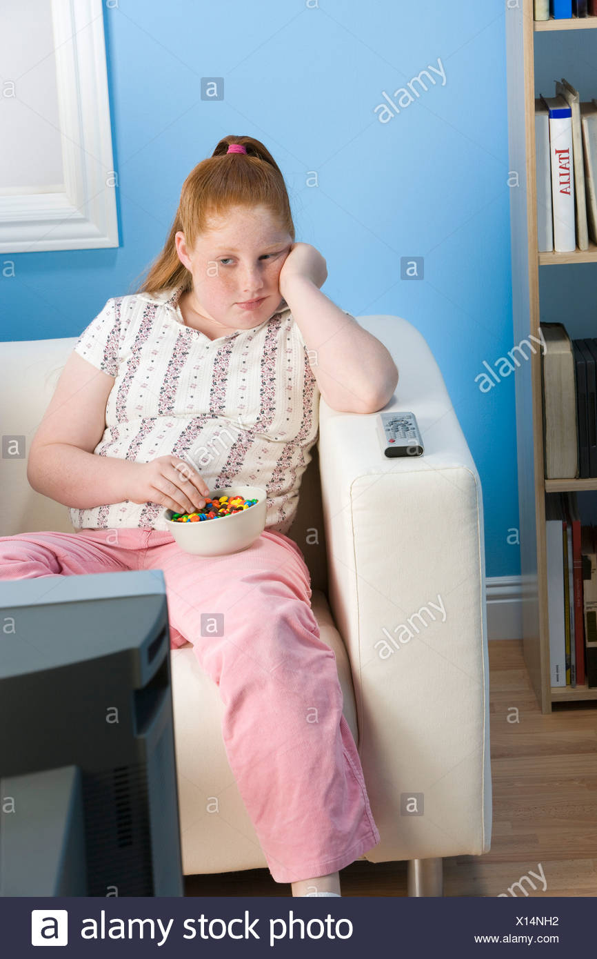 Ubergewichtige Madchen Vor Dem Fernseher Auf Sofa Stockfotografie Alamy