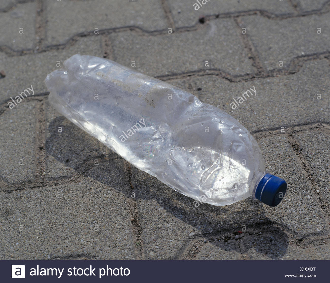 Umweltverschmutzung Plastik Flasche Mull Abfall Kunststoff Einweg Falsch Kunststoff One Way Paket Auswirkungen Auf Die Umwelt Abfall Orientierten Gesellschaft Produktfotografie Still Life Stockfotografie Alamy