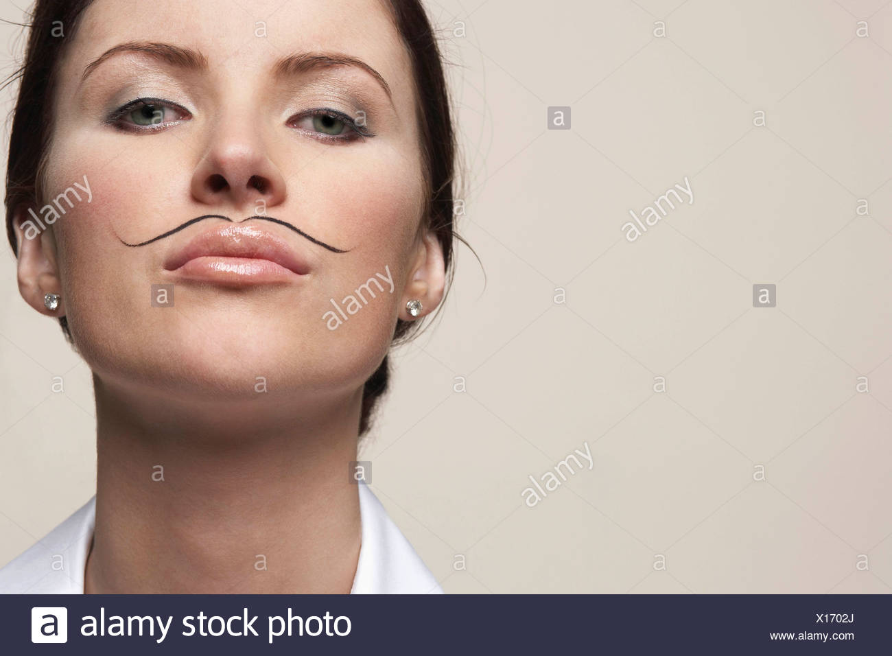 Frau Mit Gezeichneten Auf Schnurrbart Stockfotografie Alamy