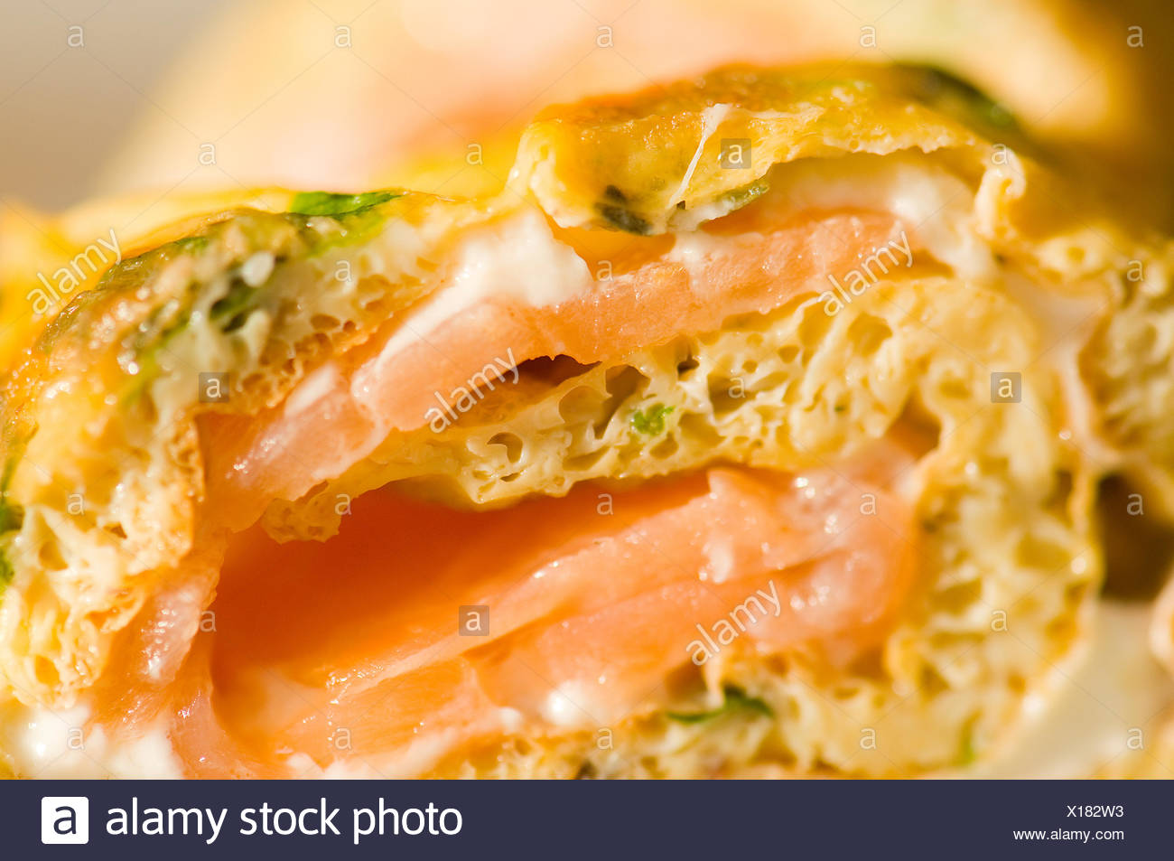 Roll-Ei rollte Lachs Omelette Fisch Omelett Kräuter Rollen Rollen farbig  Stockfotografie - Alamy