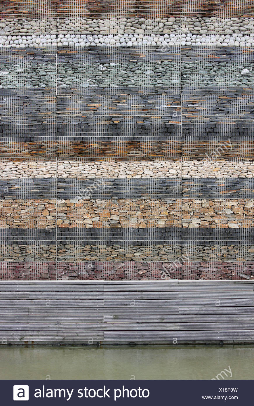 Vergitterten Bunte Steinmauer Und Fluss Stockfoto Bild 276167945