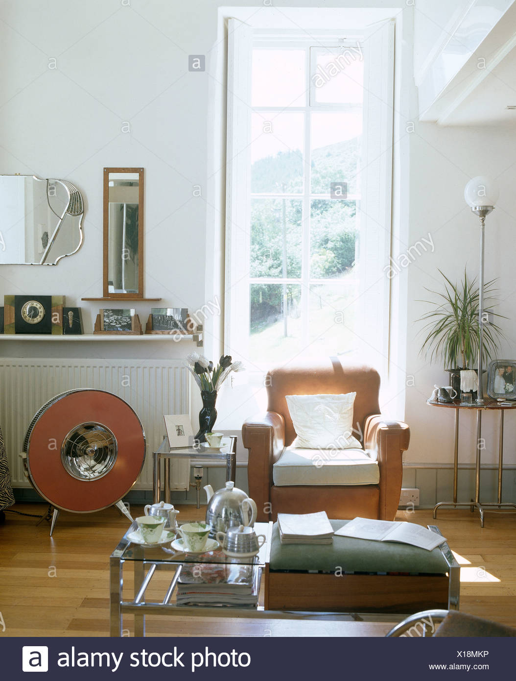Art-Deco-Tee-Set auf Glastisch im modernen Wohnzimmer mit ... Art-Deco-Tee-Set auf Glastisch im modernen Wohnzimmer mit ...