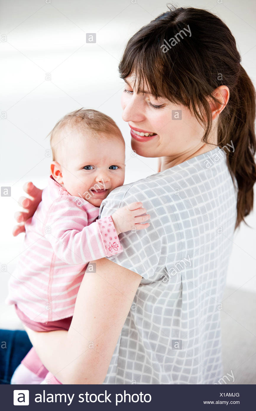 2 Monate Altes Babymädchen Und Mutter Stockfoto Bild