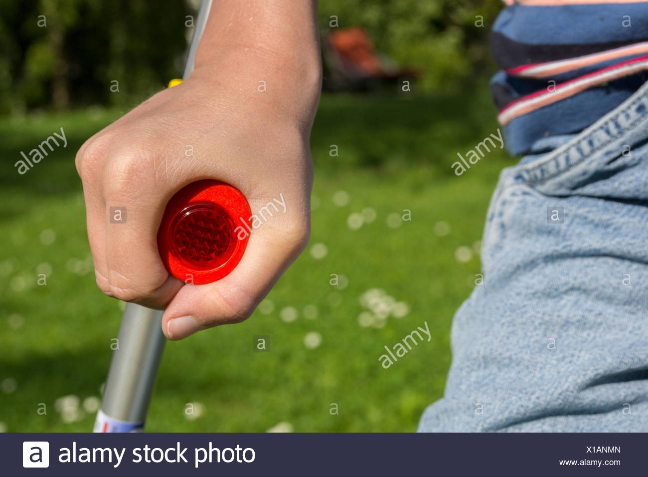 Art Mit Krücke, Detailaufnahme der Hand Stockfoto