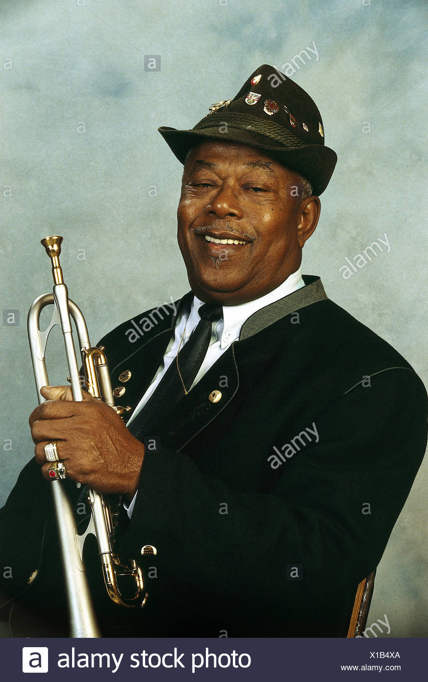 https://c8.alamy.com/compde/x1b4xa/mo-billy-2221923-1672004-deutscher-musiker-jazz-trompeter-als-peter-mico-joachim-auf-trinidad-halbe-lange-geboren-mit-trompete-1995-additional-rights-spiel-na-x1b4xa.jpg