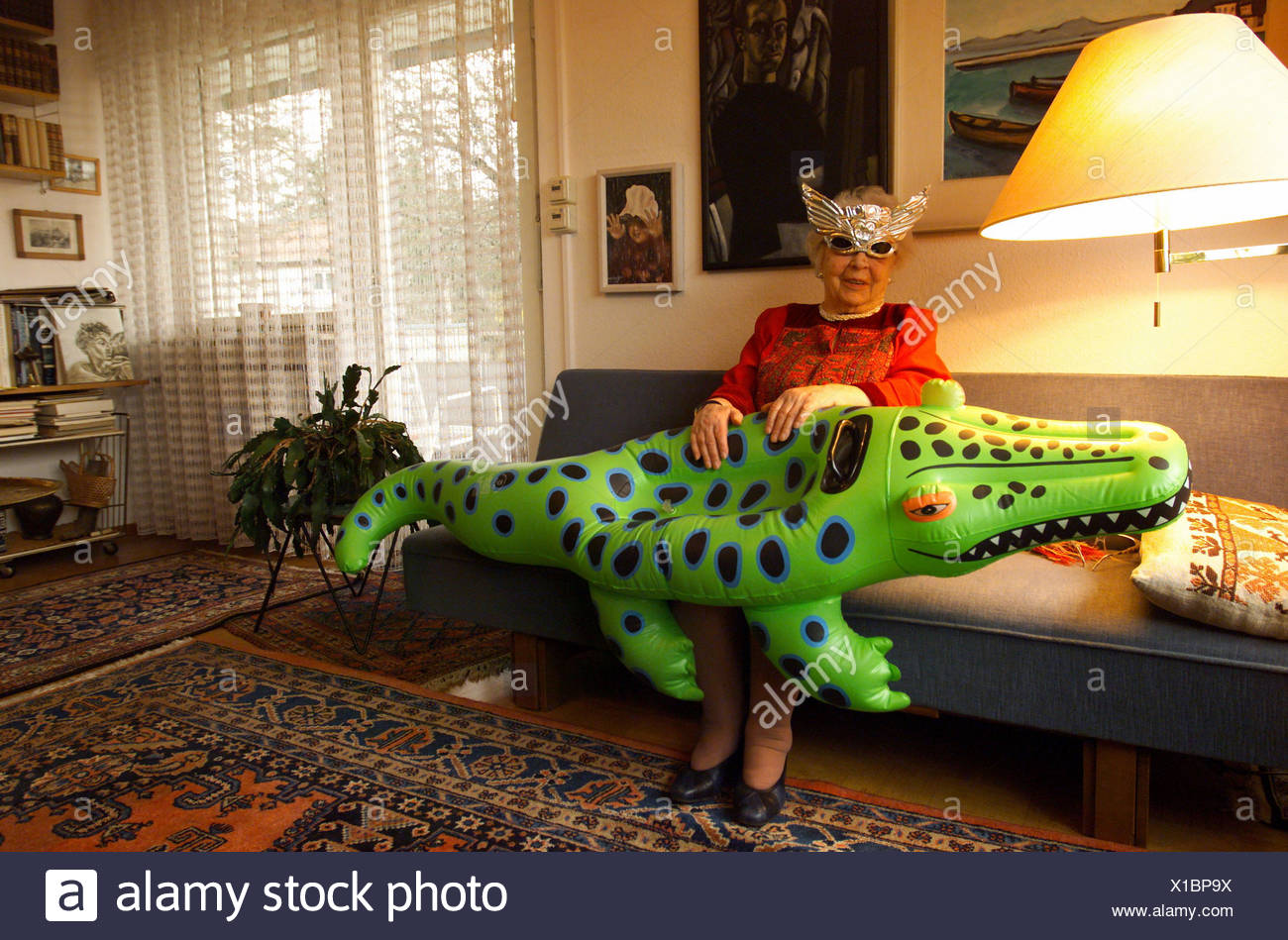 Senior Karneval Brille Sofa Sitzen Schwimmen Tier Krokodil Alte Leute Nach Hause Zu Hause Frau Rentner