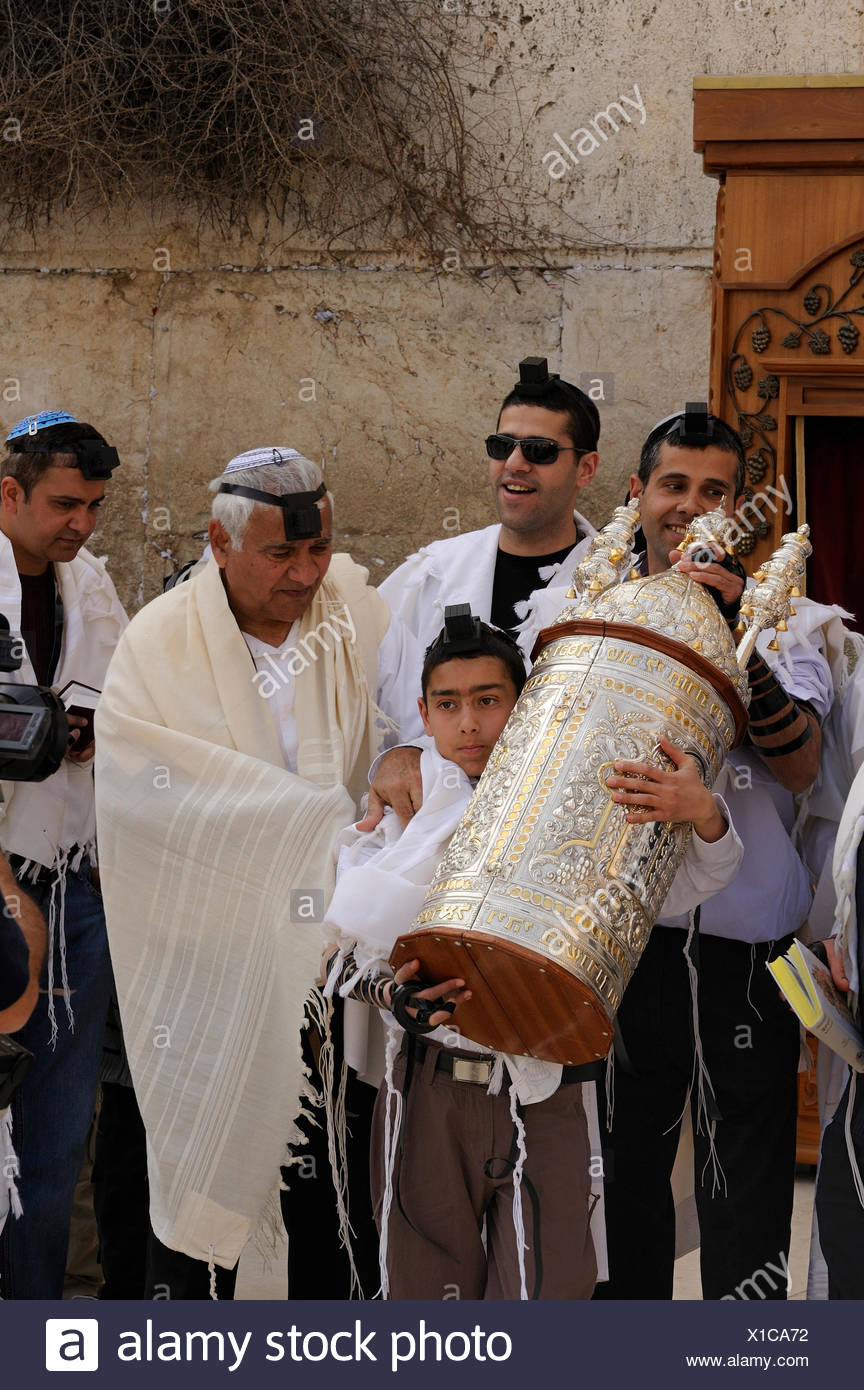 Judischen Jungen Tragen Die Tora Rolle Aus Dem Schrein An Der Klagemauer Klagemauer An Einen Tisch Bar Mizwa Feier Stockfotografie Alamy