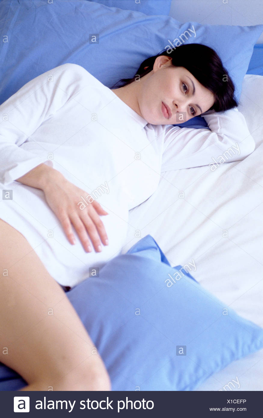 bett kissen zwischen ihre beine