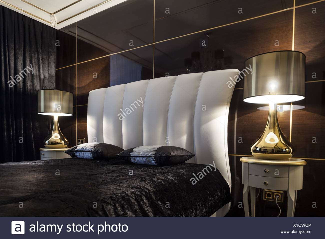 Innen Schlafzimmer Bett In Dunklen Farben Stockfoto Bild