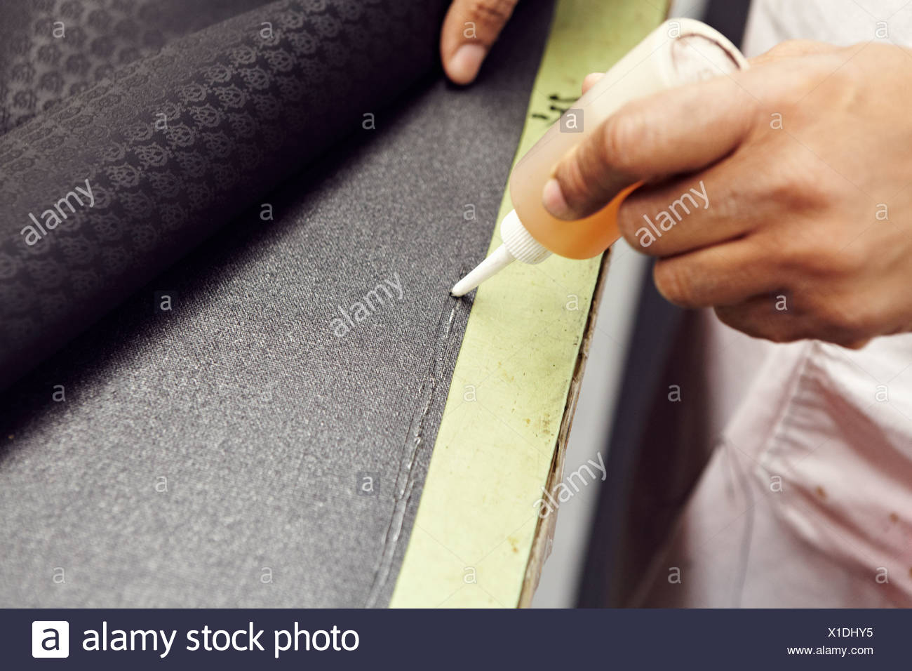 Nahaufnahme Von Handen Kleben Stoff Stockfotografie Alamy