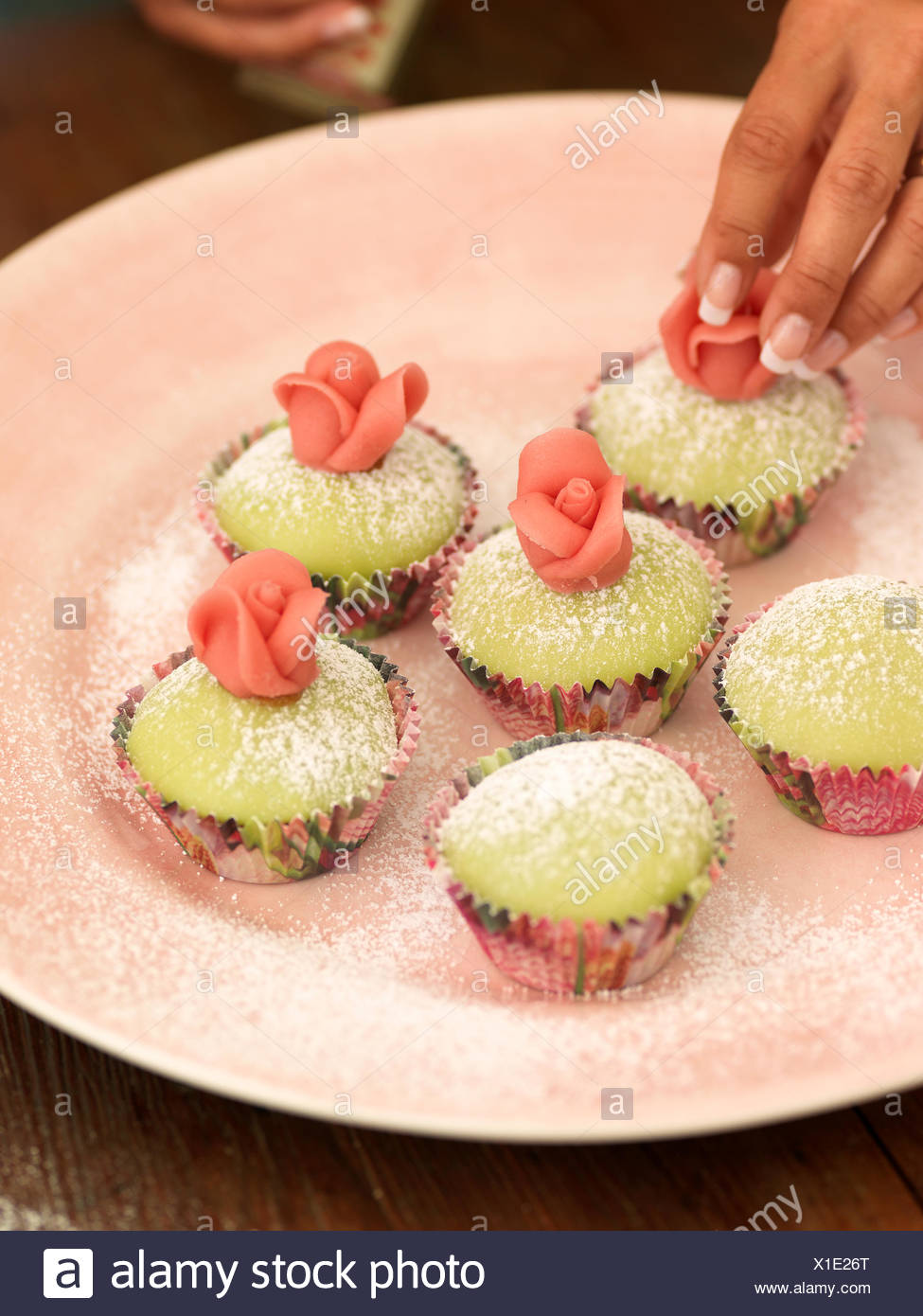 Schweden Stockholm Bromma Frau Dekorieren Cupcakes Mit Marzipanrosen Schweden Stockholm Bromma Frau Dekorieren Cupcakes Mit Marzipanrosen