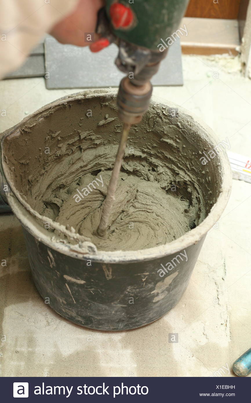 Fliesenkleber Oder Zement Mischen Mit Einer Bohrmaschine Indoor Konstruktion Stockfotografie Alamy