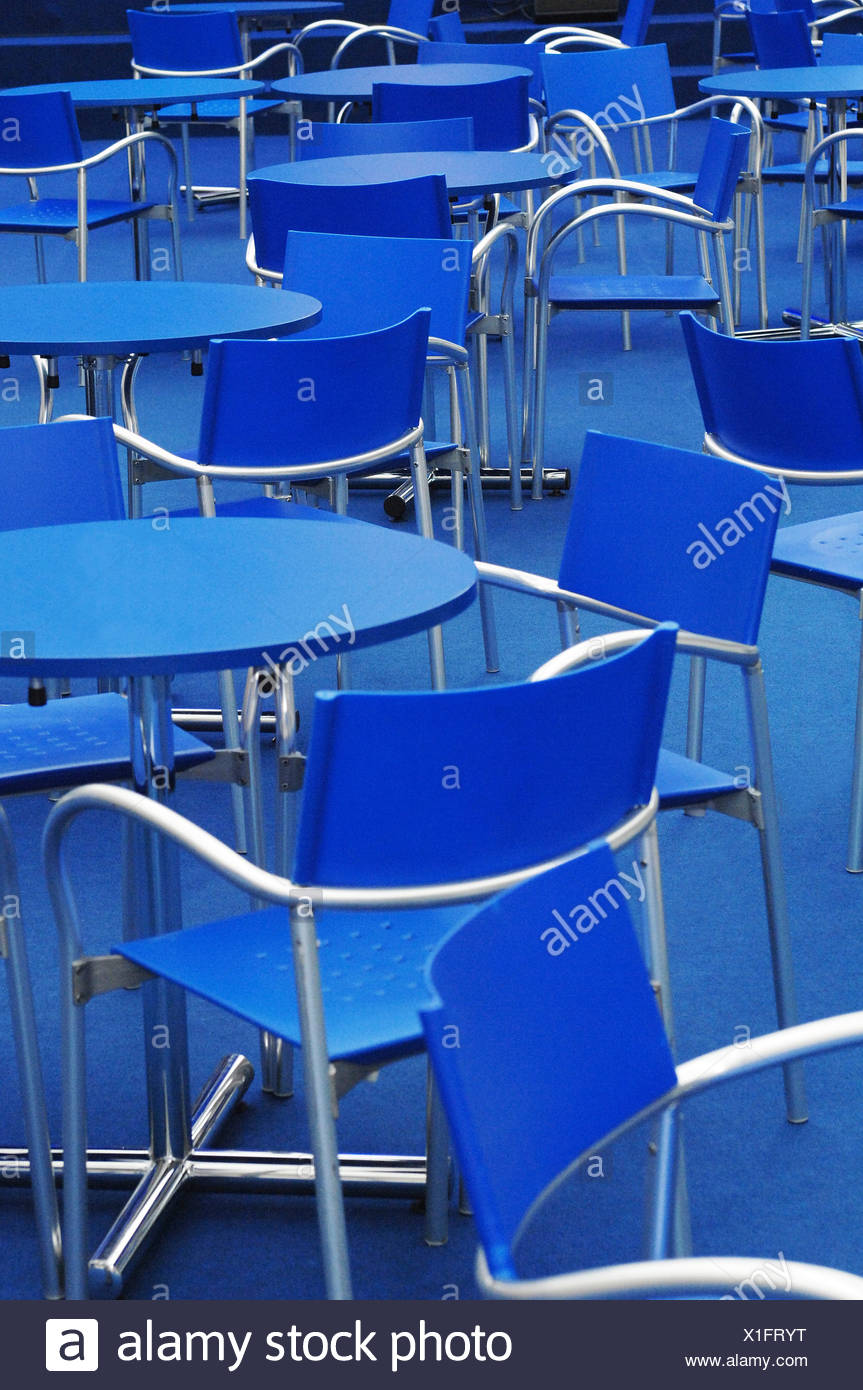Blaue Tische Und Stuhle Stockfotos Und Bilder Kaufen Alamy