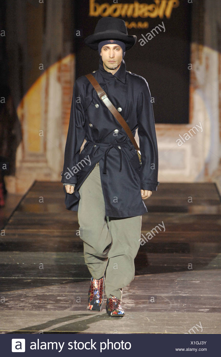 Vivienne Westwood bereit zu tragen Herbst Winter Black belted Trenchcoat,  Biege baggy Hose, braune Leder-Umhängetasche Stockfotografie - Alamy