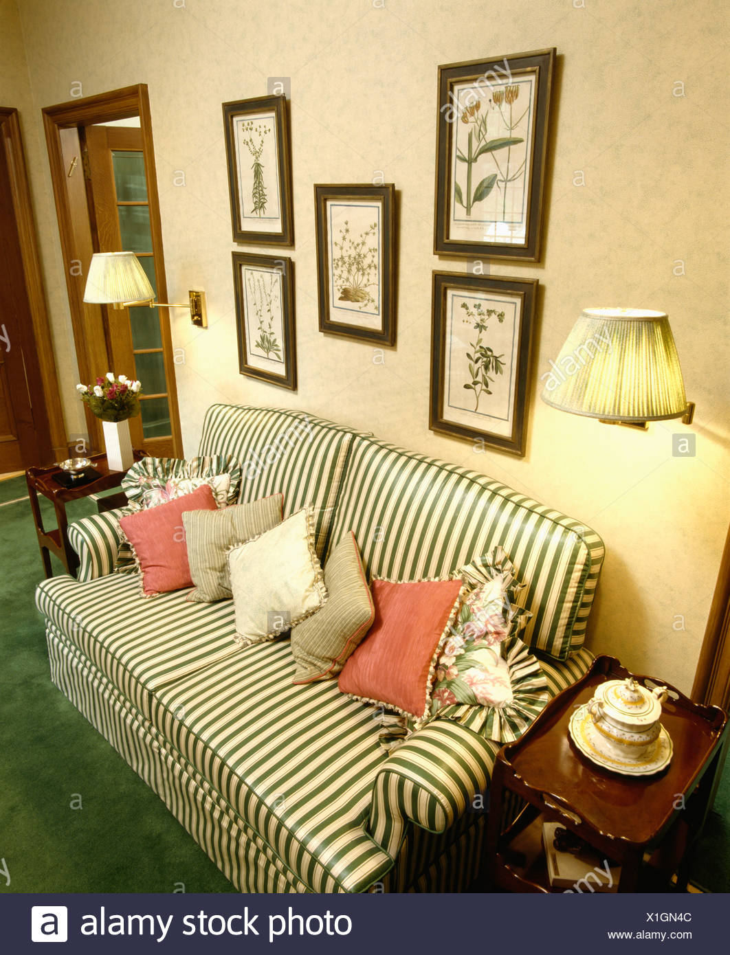 Grün-weiß gestreiften Sofa mit roten und grünen Kissen unter Bilder ... Grün-weiß gestreiften Sofa mit roten und grünen Kissen unter Bilder ...