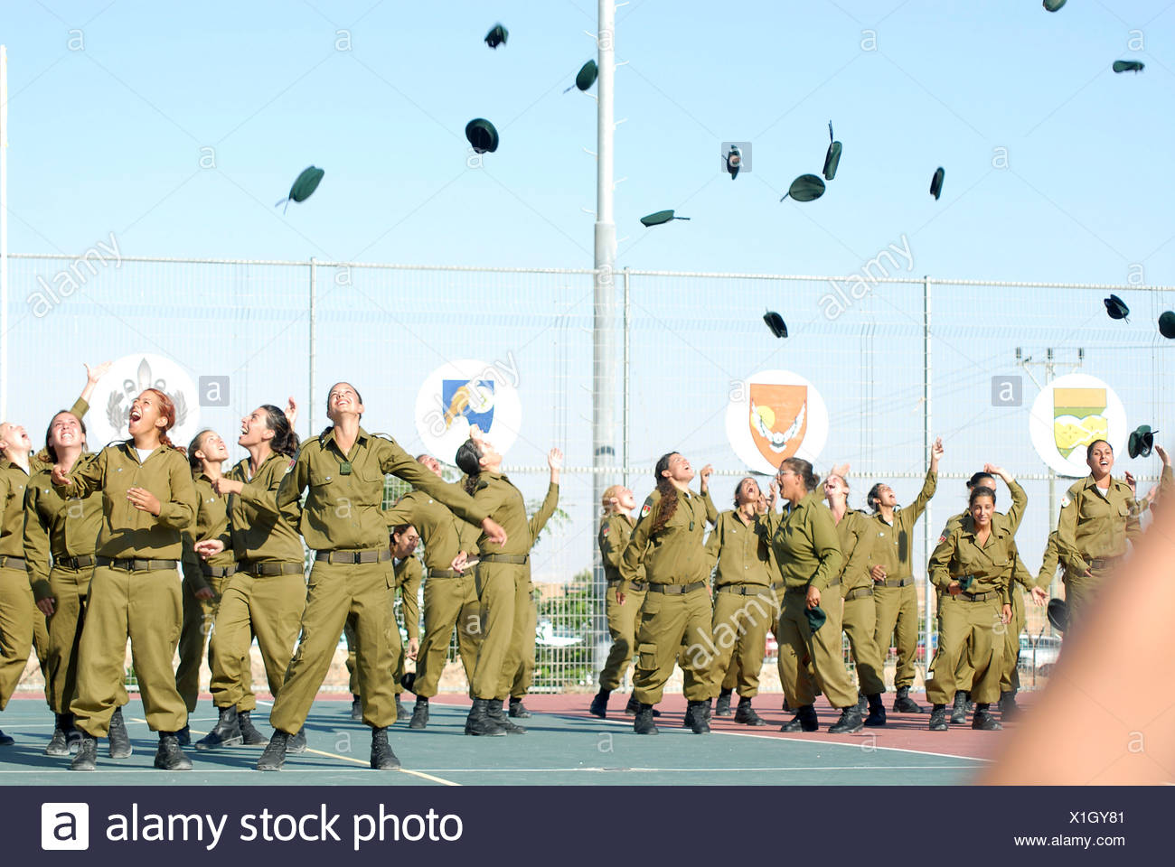 Israelische Soldatinnen Zu Einer Marschierenden Parade Am Ende Von Boot Camp Stockfotografie Alamy