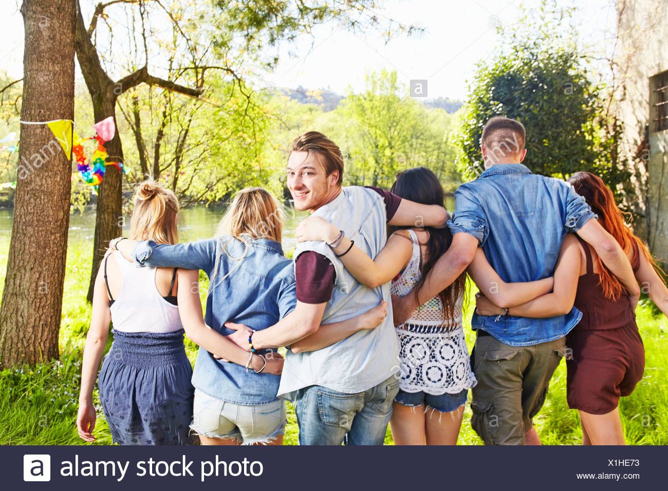 Arme Um Die Schulter Stockfotos Und Bilder Kaufen Alamy