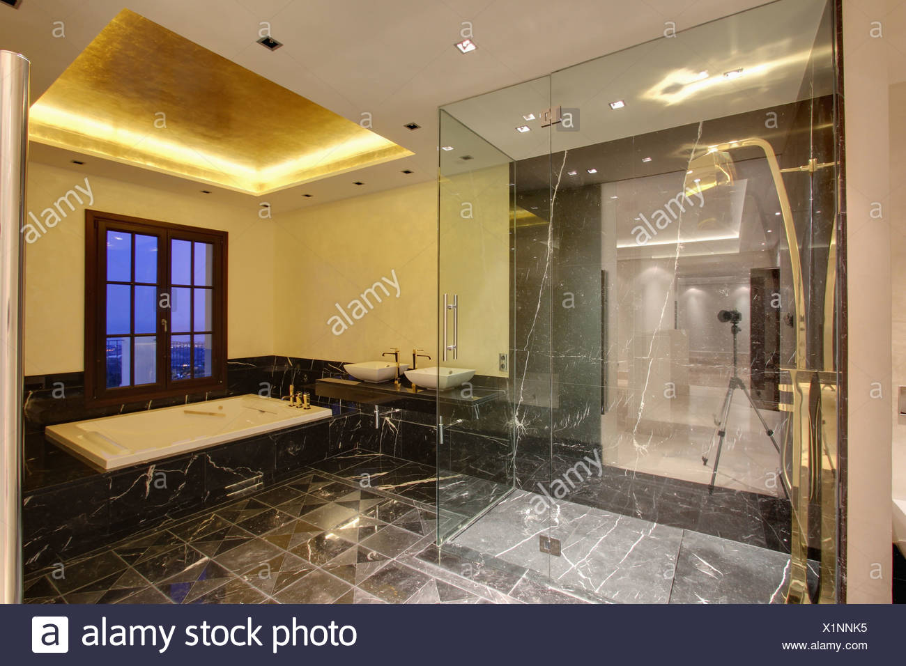 Glasscheibe auf begehbare Dusche im modernen spanischen Badezimmer ... Glasscheibe auf begehbare Dusche im modernen spanischen Badezimmer ...