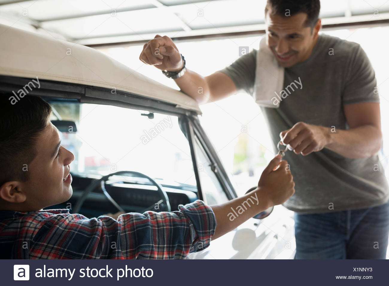 Vater Sohn Tasten Verleihen Oldtimer In Der Garage Stockfoto
