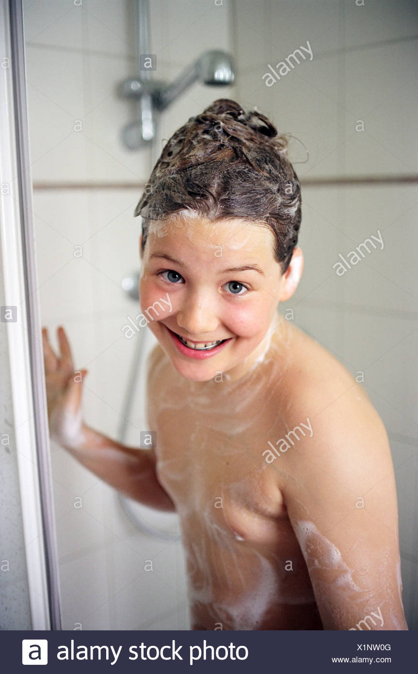 Madchen Dusche Haare Sauber Kind Nackt Dusche Badezimmer Shampoo Haar Wasche Frohlich Frohlich Schmunzelt Lachelnd Hosentrager Freude Gluck Nimmt Stockfotografie Alamy