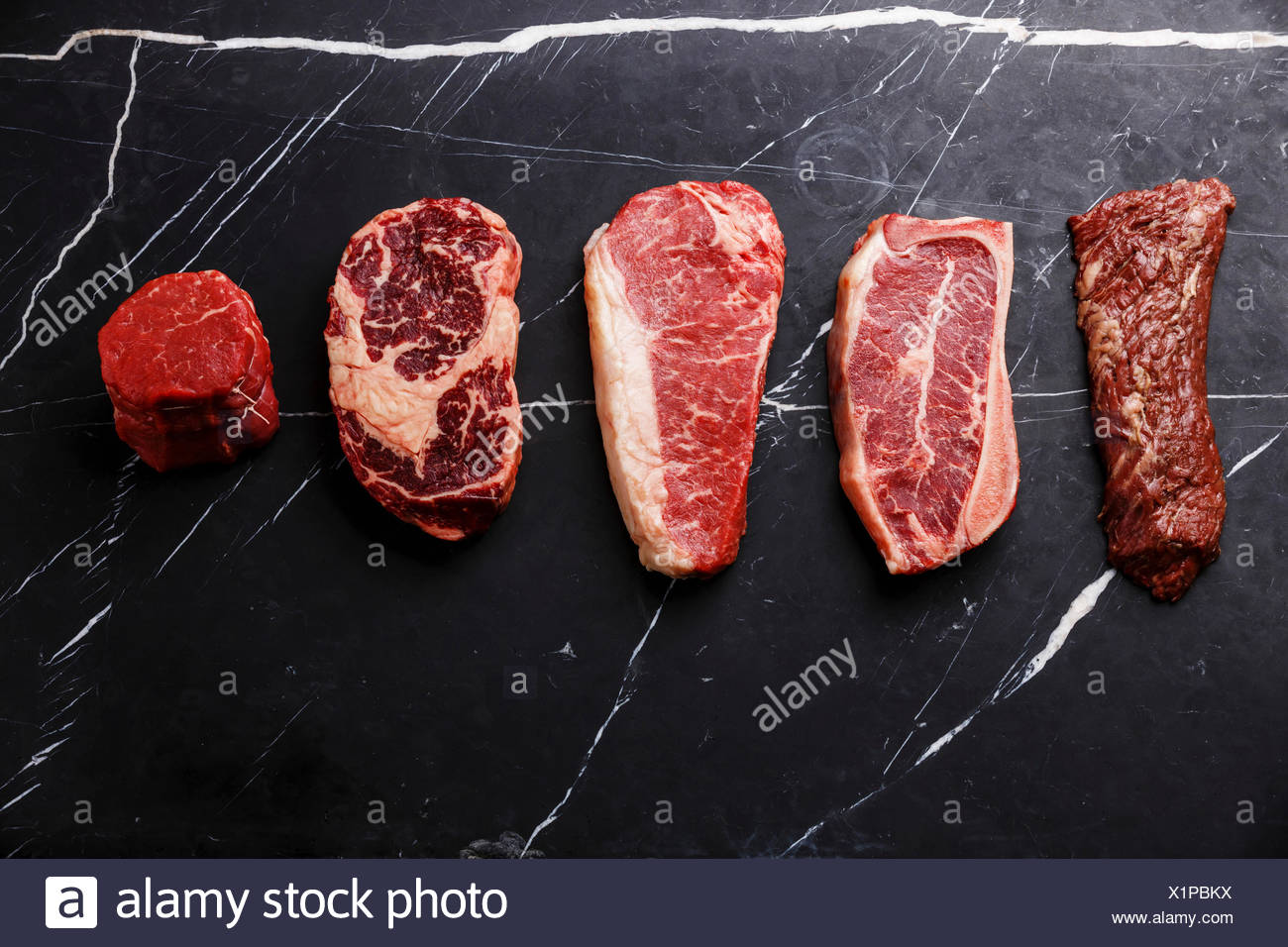 Vielzahl An Raw Black Angus Prime Fleisch Steaks Machete Messer Am Knochen Roastbeef Rib Eye Filet Filet Mignon Auf Dunklem Marmor Background Copy Space Stockfotografie Alamy