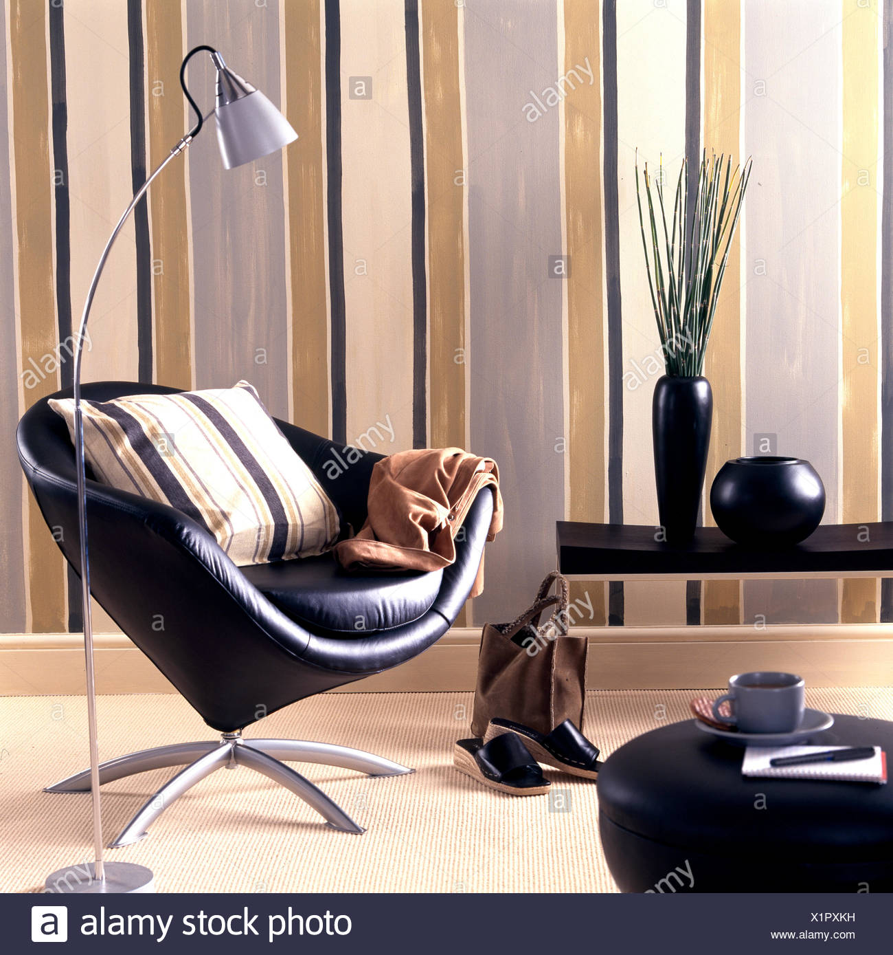 Modernes Wohnzimmer Mit Handbemalten Gestreifte Wand Dekoration Stockfotografie Alamy