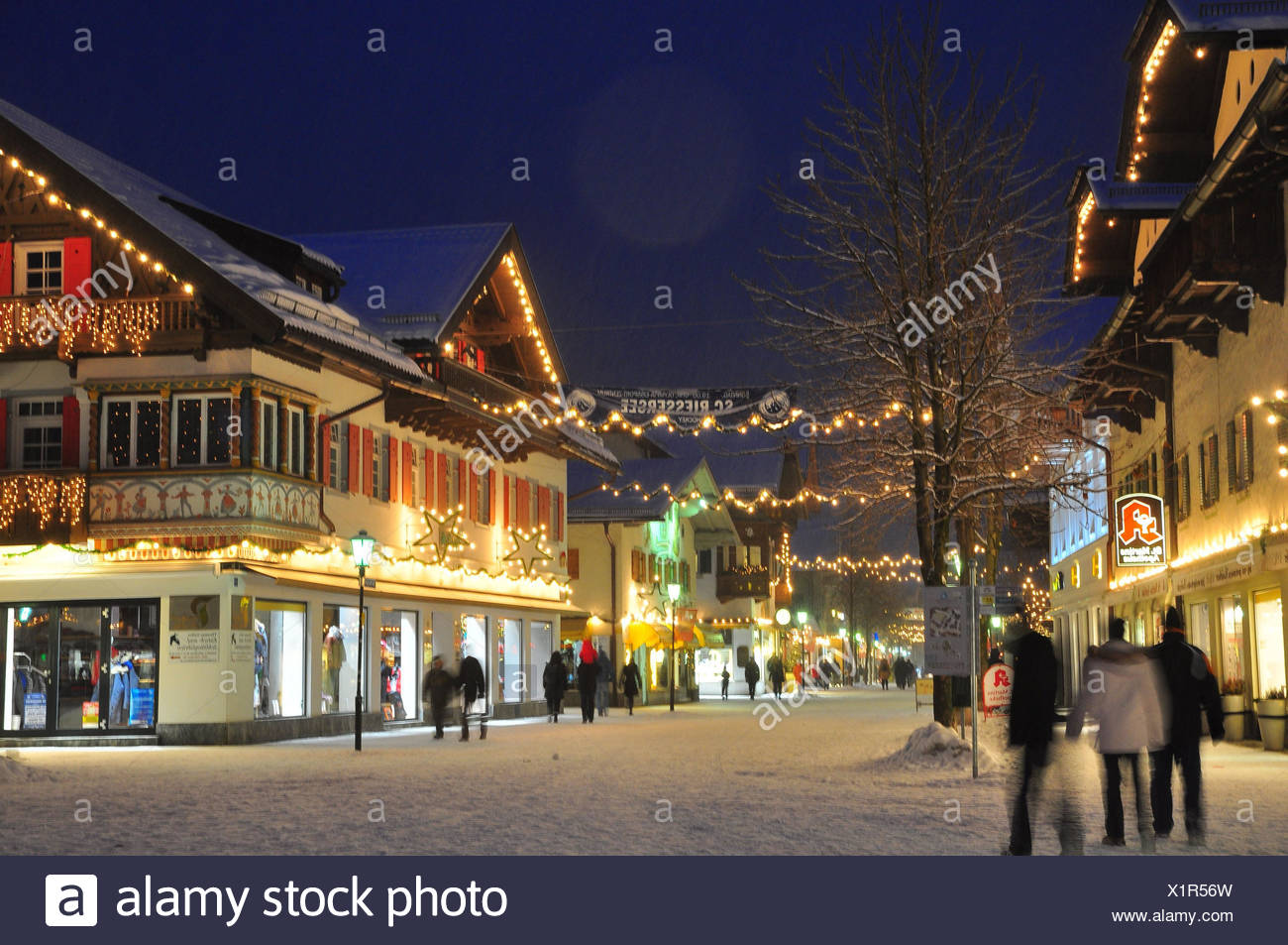 Weihnachten 2022 Garmisch Deutschland, Bayern, GarmischPartenkirchen, Fußgängerzone, Passanten