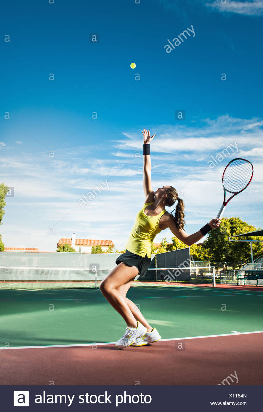 Weibliche Spieler schlagen Tennisball Stockfoto