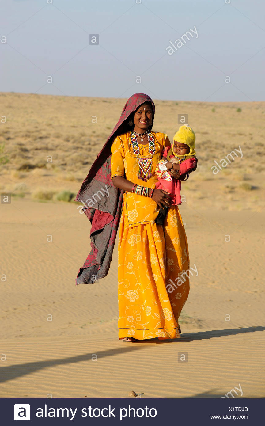 Indische Nomad Frau Mit Baby In Der Thar Wuste In Der Nahe Von Jaisalmer Rajasthan Nordindien Indien Sudasien Asien Stockfotografie Alamy